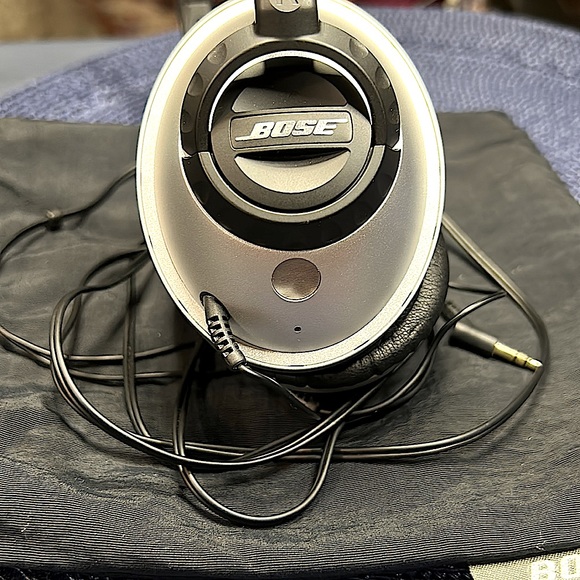 BOSE HEADPHONES WITH CORD & CARRYING BAG - Picture 1 of 9